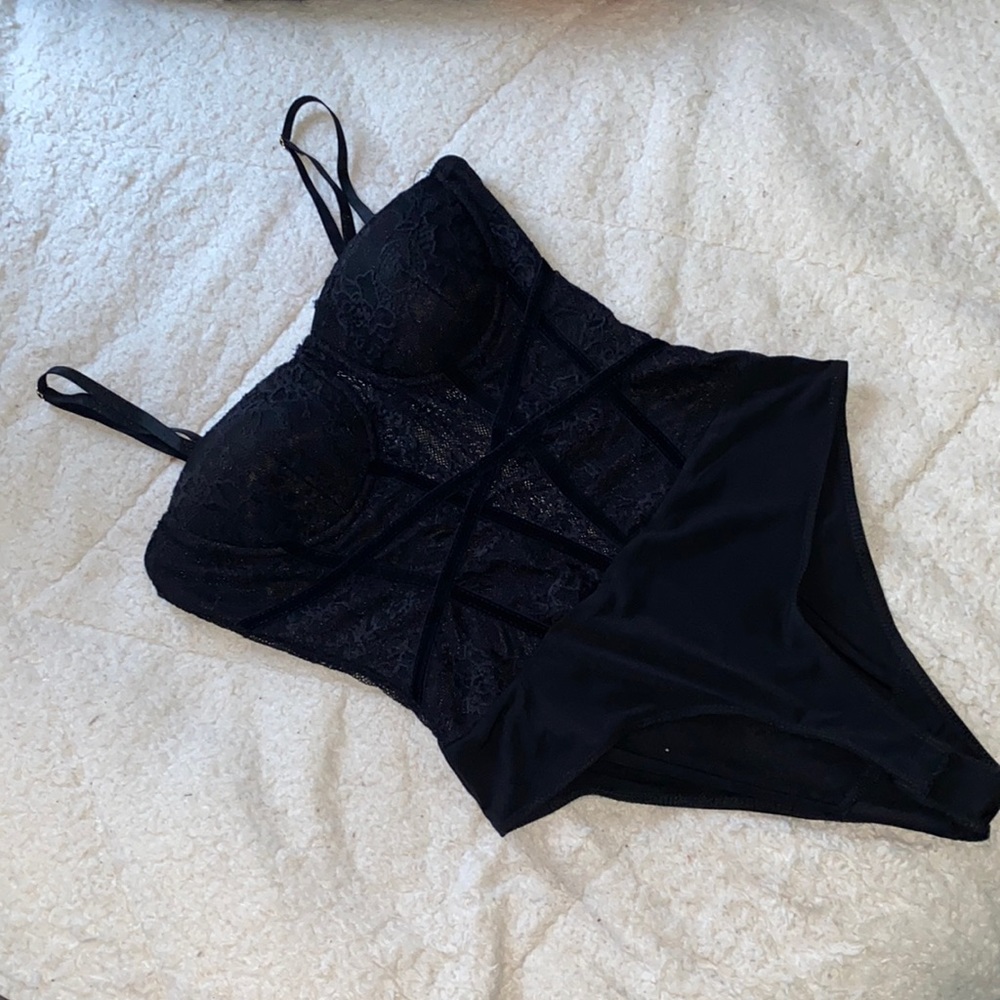 Black Lacey bodysuit 🖤